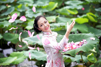Linh Nga duyên dáng bên sen hồng